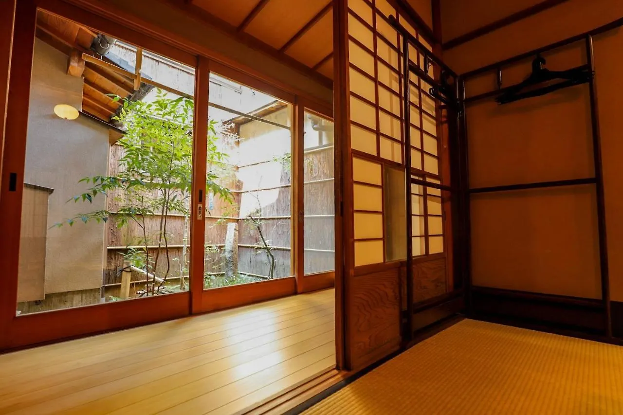 Kumomachiya Gionhanami Kyoto