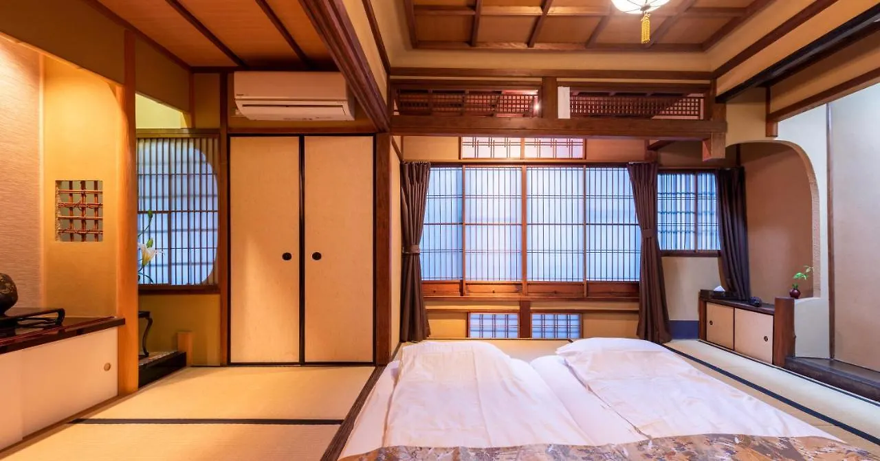 Kumomachiya Gionhanami Kyoto