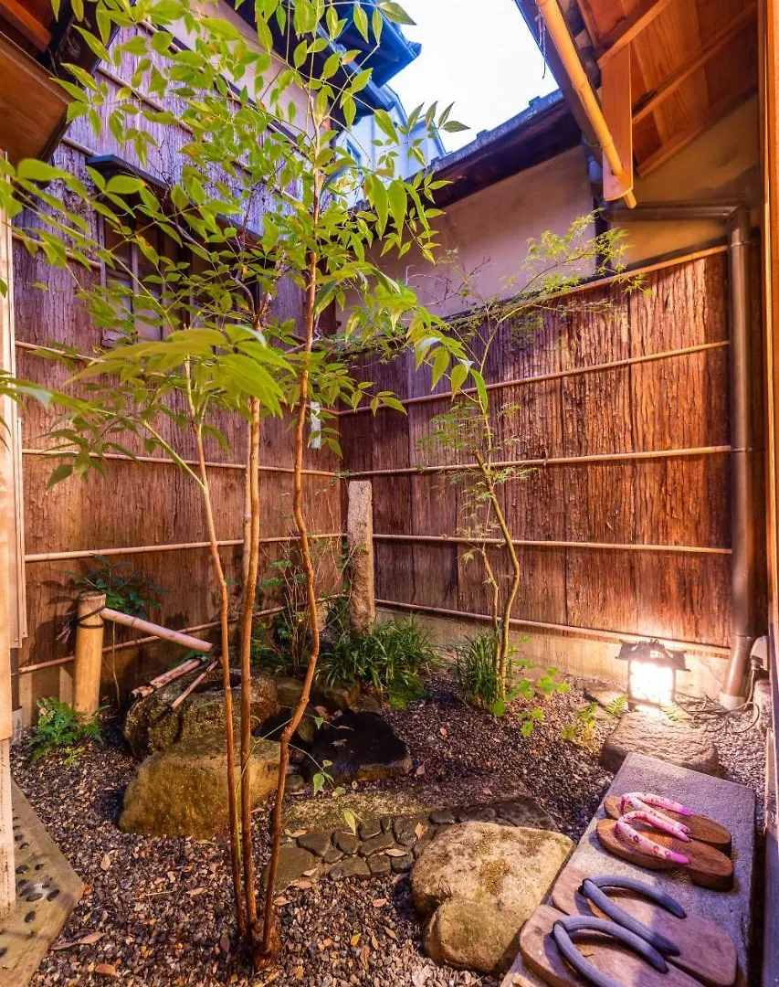 Kumomachiya Gionhanami Kyoto 0*,