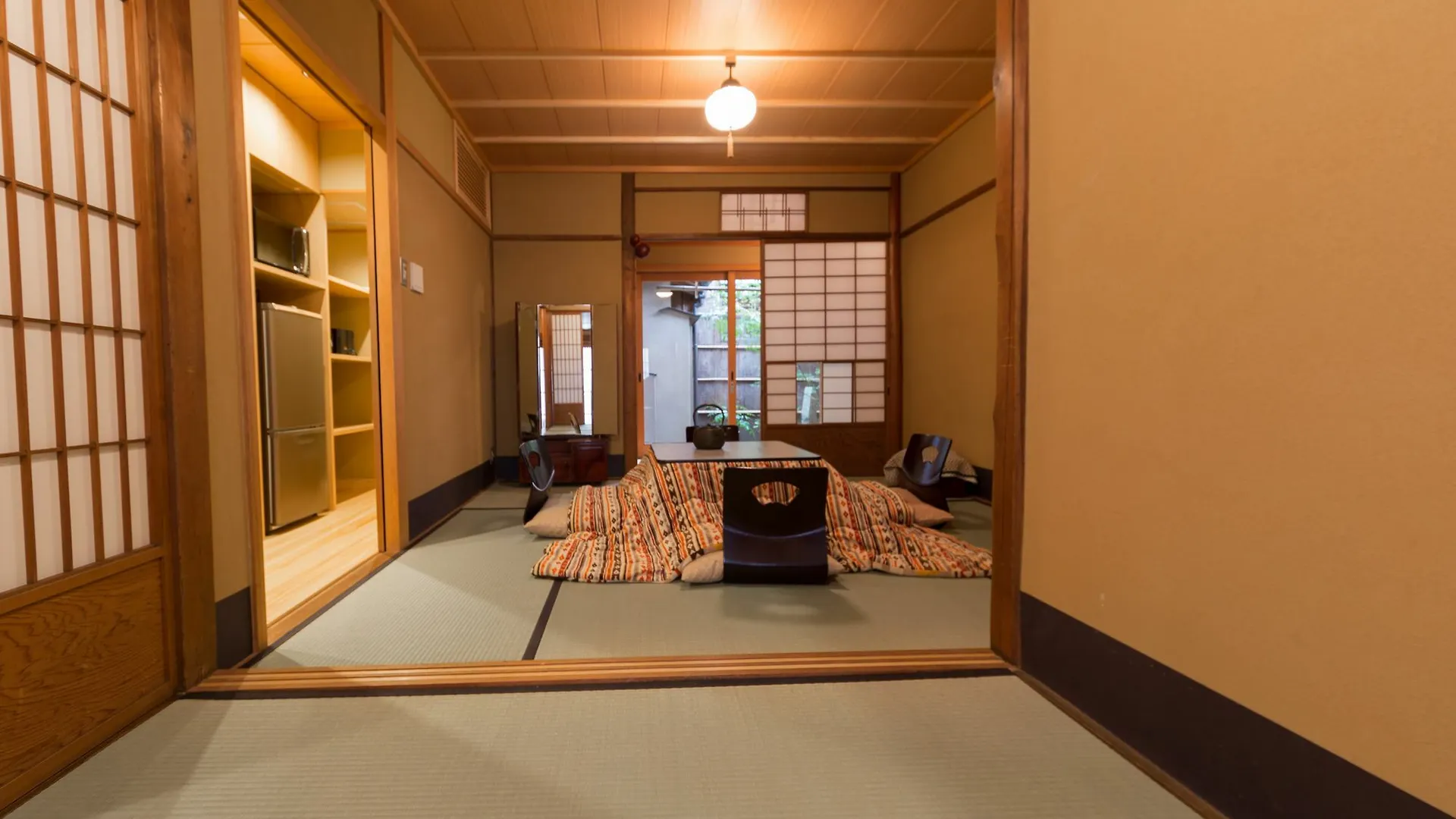 Kumomachiya Gionhanami Kyoto